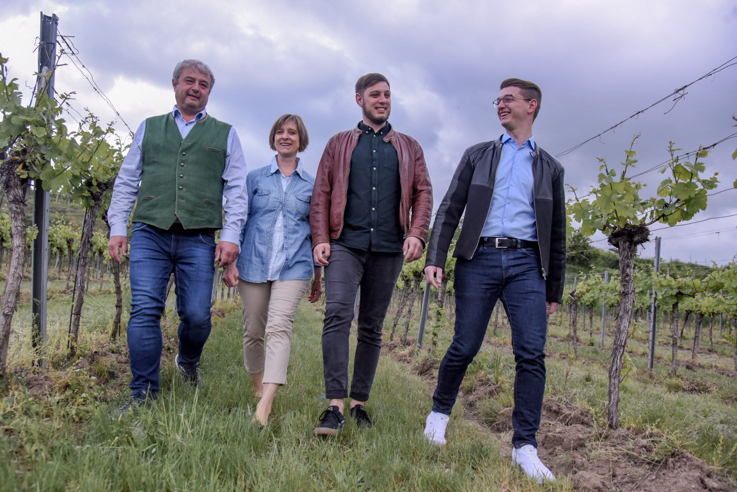 Familie Mößlinger spaziert über den Weinberg